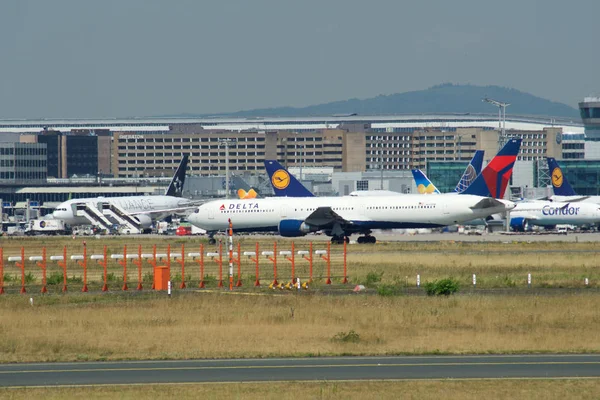 Frankfurt, Almanya - 09 Temmuz 2017: Kapı ve terminal binalarının varios uçaklar önünde Frankfurt Havaalanına ve bir Delta Hava Yolları'nın Jet kalkış için hazır