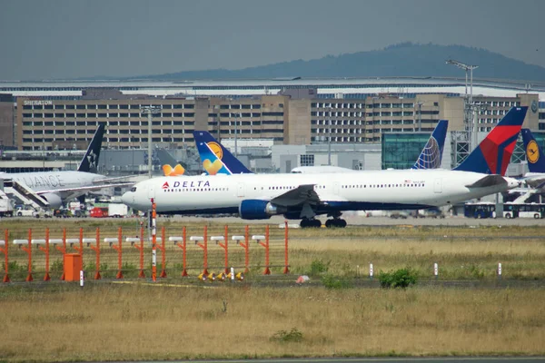 Frankfurt, Almanya - 09 Temmuz 2017: Kapı ve terminal binalarının varios uçaklar önünde Frankfurt Havaalanına ve bir Delta Hava Yolları'nın Jet kalkış için hazır