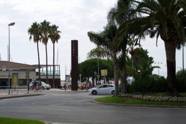 Cambrils, İspanya - 27 Ağustos 2017: Modern heykel A tota vela, hakkında bir yuvarlak ve liman alanı ana cadde gezinti