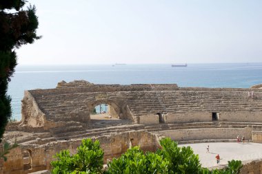 Tarragona, İspanya - 28 Ağustos 2017: panoramik Akdeniz yanındaki Antik Roma amfi tiyatro