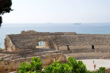 Tarragona, İspanya - 28 Ağustos 2017: panoramik Akdeniz yanındaki Antik Roma amfi tiyatro