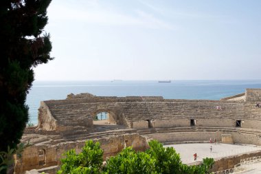 Tarragona, İspanya - 28 Ağustos 2017: panoramik Akdeniz yanındaki Antik Roma amfi tiyatro
