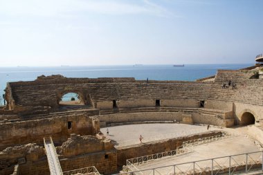 Tarragona, İspanya - 28 Ağustos 2017: panoramik Akdeniz yanındaki Antik Roma amfi tiyatro