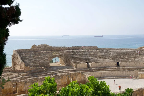 Tarragona, İspanya - 28 Ağustos 2017: panoramik Akdeniz yanındaki Antik Roma amfi tiyatro
