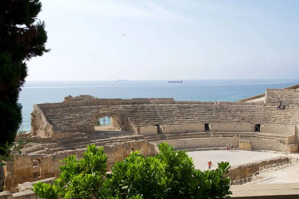 Tarragona, İspanya - 28 Ağustos 2017: panoramik Akdeniz yanındaki Antik Roma amfi tiyatro