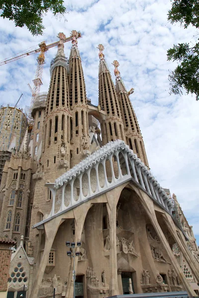Barcelona, İspanya - 30th Ağustos 2017: İspanyol mimar Antoni Gaudi tarafından tasarlanmış Sagrada Familia Kutsal Aile kilisenin ana cephe görünümünü