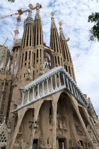 Barcelona, İspanya - 30th Ağustos 2017: İspanyol mimar Antoni Gaudi tarafından tasarlanmış Sagrada Familia Kutsal Aile kilisenin ana cephe görünümünü