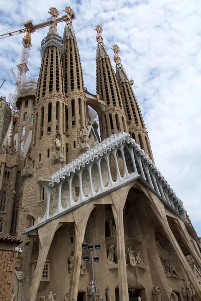 Barcelona, İspanya - 30th Ağustos 2017: İspanyol mimar Antoni Gaudi tarafından tasarlanmış Sagrada Familia Kutsal Aile kilisenin ana cephe görünümünü