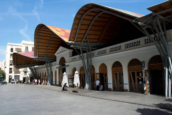 Barcelona, İspanya - 30th Ağustos 2017: Ön yan genel piyasa Mercat de Santa Caterina. Konuklar Tapas barda öğle yemeği var. Piyasada bir güzel renkli eğri var