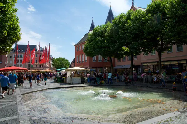 Mainz, Deutschland - 08. Juli 2017: Menschen auf dem Marktplatz, in der Altstadt am Dom mit Brunnen im Vordergrund — Stockfoto