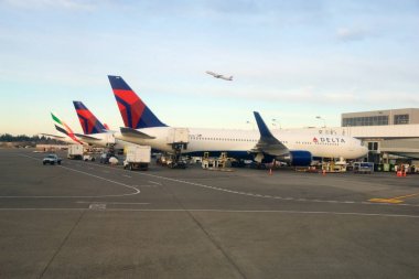 Seattle, Washington, Amerika Birleşik Devletleri - 27 Ocak 2017: Delta Airlines Boeing 767 uçak Seattle-Tacoma Uluslararası Havaalanı Seatac adlı almak için hazır olun