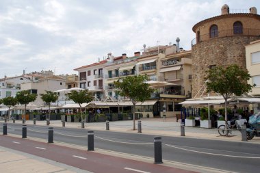 Cambrils, İspanya - 27 Ağustos 2017: Museu dhistria de Cambrils - Torre del Port. Sahil restoran ve barlar