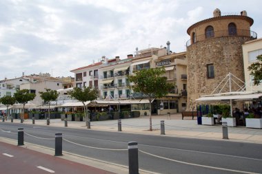 Cambrils, İspanya - 27 Ağustos 2017: Museu dhistria de Cambrils - Torre del Port. Sahil restoran ve barlar
