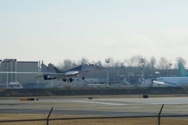 Everett, Washington, Amerika Birleşik Devletleri - 26 Ocak 2017: Bir Mig-29ub sırasında düşük geçiş athe Boeing fabrika sahası Snohomish County Airport veya Paine Field