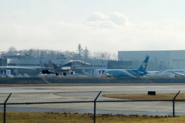 Everett, Washington, Amerika Birleşik Devletleri - 26 Ocak 2017: Bir Mig-29ub sırasında düşük geçiş athe Boeing fabrika sahası Snohomish County Airport veya Paine Field