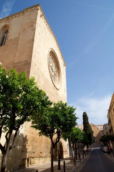TARRAGONA, ESPAÑA - 28 AGO 2017: vista de día con cielo azul de la Catedral de Santa María en la provincia de Tarragona. Está datando de los siglos XII-XIII — Foto de Stock