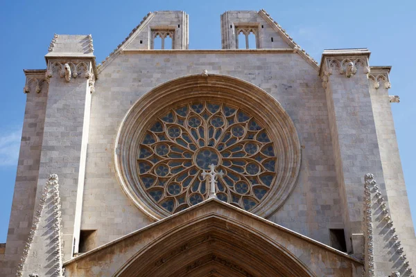 TARRAGONA, ESPAÑA - 28 AGO 2017: Uno de los lugares más famosos de la provincia Tarragona Catedral de Santa Maria — Foto de Stock