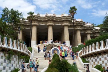 Barcelona, İspanya - 30th Ağustos 2017: Turistler merdivenlerde, Catalonia Antoni Gaudi tarafından tasarlanan Park Guell girişinde