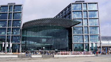 Berlin, Almanya - 31 Mart 2015: Berlin Hauptbahnhof - Berlin Merkez İstasyonu ana tren istasyonu geçici olarak Berlin Hauptbahnhof Lehrter Bahnhof adlı S-Bahn banliyö demiryolu üzerinde durağım