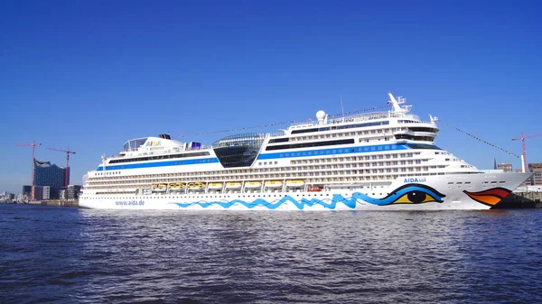 Hamburg, Almanya - 8 Mart 2014: Aidasol içinde belgili tanımlık geçmiş ünlü Elbphilharmonie ile Hambug limanında. Aidasol bir Sfenks sınıf gemisi, Meyer Werft Aida Cruises için inşa olduğunu