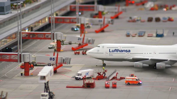 Hamburg, Németország - március 8., 2014: Flughafen Wunderland. 40 különböző légi járművek, a Cessna, az Airbus A380-ig vannak adóztatási önállóan a Knufingen repülőtéren Miniatur Wunderland Múzeum a — Stock Fotó