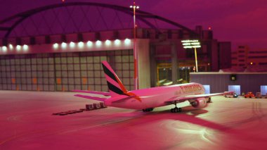 Hamburg, Almanya - 8 Mart 2014: Flughafen Wunderland. Cessna için Airbus A 380 üzerinden 40 farklı uçak kadar bağımsız olarak minyatür Wunderland müzeye havaalanında Knufingen tarihinde vergi vardır 