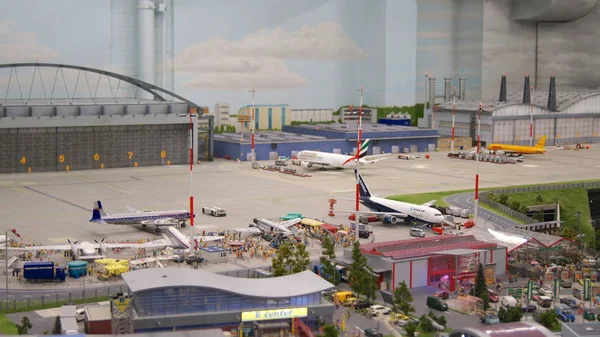 Hamburg, Duitsland - 8 maart 2014: Flughafen Wunderland. Tot 40 verschillende vliegtuigen, van de Cessna tot Airbus A 380, zijn belasten onafhankelijk op Knufingen Airport in Miniatur Wunderland Museum aan de — Stockfoto