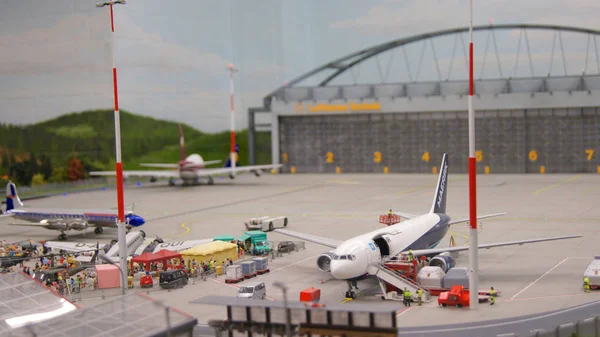Hamburg, Niemcy - 8 marca 2014: Flughafen Wunderland. Maksymalnie 40 różnych samolotów, z Cessna do samolotu Airbus A 380, są opodatkowania niezależnie na lotnisku Knufingen w Muzeum Miniatur Wunderland — Zdjęcie stockowe