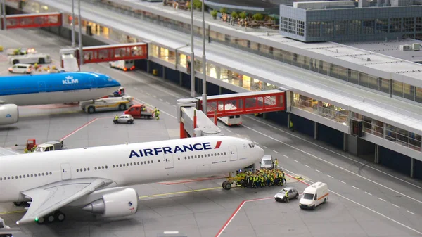ГАМБУРГ, ГЕРМАНИЯ - 8 марта 2014 года: Boeing 777 модель Air France ждет ответного удара на Flughafen Wunderland. До 40 различных самолетов, от Cessna до Airbus A 380, облагаются налогом самостоятельно — стоковое фото