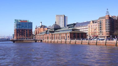 Hamburg, Almanya - 8 Mart 2014: Simgesel Yapı Elbphilharmonie - Elbe Filarmoni salonu ters Elbe nehir kenarında alınan yapım aşamasında