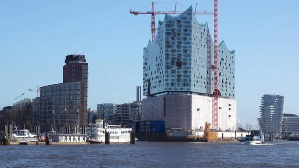 HAMBURG, GERMANY - MARCH 8th, 2014: Landmark Elbphilharmonie - Elbe Philharmonic Hall under construction taken from the opposite riverside of the Elbe — Stock Photo, Image