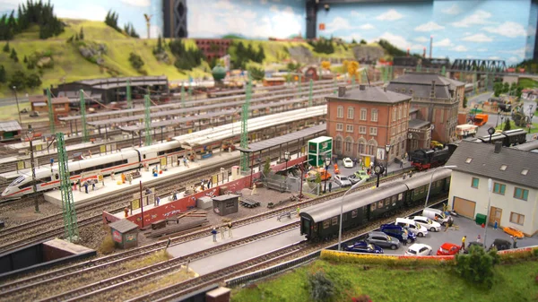 Hamburg, Almanya - 8 Mart 2014: Bir model tren cazibe ve kendi türünde dünyanın en büyük minyatür Wunderland olduğunu