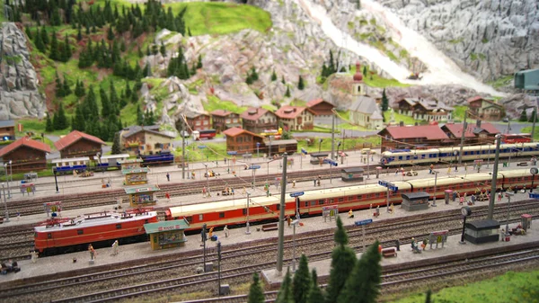 Hamburg, Almanya - 8 Mart 2014: Bir model tren cazibe ve kendi türünde dünyanın en büyük minyatür Wunderland olduğunu
