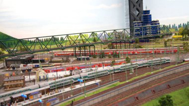 Hamburg, Almanya - 8 Mart 2014: Bir model tren cazibe ve kendi türünde dünyanın en büyük minyatür Wunderland olduğunu