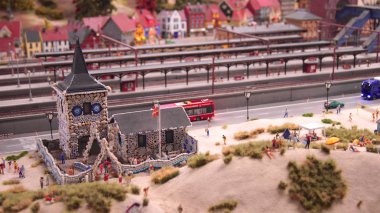 Hamburg, Almanya - 8 Mart 2014: Bir model tren cazibe ve kendi türünde dünyanın en büyük minyatür Wunderland olduğunu