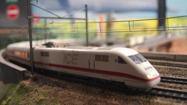 Hamburg, Almanya - 8 Mart 2014: Bir model tren cazibe ve kendi türünde dünyanın en büyük minyatür Wunderland olduğunu