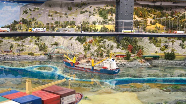 HAMBURG, ALLEMAGNE - 8 MARS 2014 : Miniatur Wunderland est une attraction ferroviaire modèle et la plus grande du genre au monde — Photo