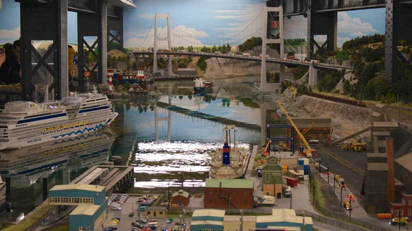 HAMBURG, ALEMANIA - 8 DE MARZO DE 2014: Miniatur Wunderland es una atracción ferroviaria modelo y la más grande de su tipo en el mundo — Foto de Stock