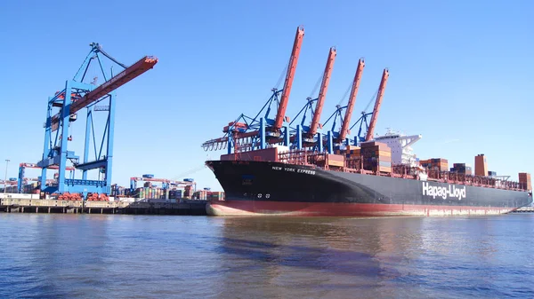 HAMBURG, ALEMANIA - 8 DE MARZO DE 2014: Vista sobre el Burchardkai del puerto de Hamburgo. El buque portacontenedores de MSC se descarga y carga durante un día despejado de cielo azul —  Fotos de Stock