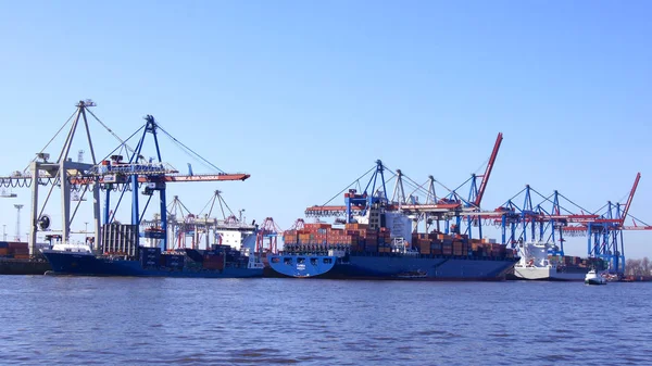 Hamburk, Německo – 8. března 2014: Pohled na Burchardkai přístav Hamburk. Kontejnerová loď Tabea je uvolněn a načíst během dne jasné modré nebe — Stock fotografie