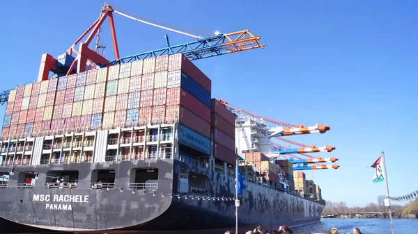 Hamburk, Německo – 8. března 2014: Pohled na Eurokai a Burchardkai přístav Hamburk. Tam kontejnerová loď Msc Rachel je načten během dne jasné modré nebe — Stock fotografie