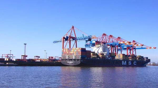 Hamburk, Německo – 8. března 2014: Pohled na Eurokai a Burchardkai přístav Hamburk. Tam kontejnerová loď Msc Rachel je načten během dne jasné modré nebe — Stock fotografie