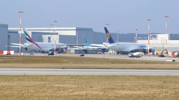 Hamburg, Almanya - 7 Mart 2014: A Emirates ve Lufthansa A380 uçağın önünde Hamburg Finkenwerder Airbus fabrikasında monte ediliyor