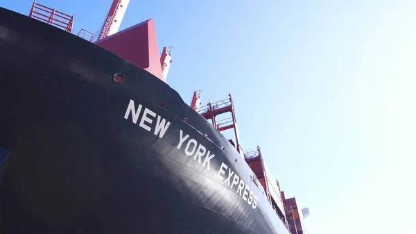 Hamburg, Tyskland - 8 mars 2014:: New York Express från Hapag-Lloyd Ag containerfartyg i Hamburgs hamn — Stockfoto