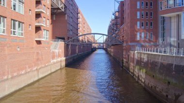 Hamburg, Almanya - 8 Mart 2014: açık mavi gökyüzü ile Hafencity olarak da bilinir ünlü Speicherstadt depo bölgesi