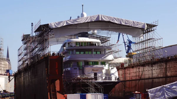 Hamburg, Tyskland - 8 mars 2014: flytdocka i floden Elbe, hamnen i Hamburg. Hamnen, cargo frakt och varven är viktiga arbetsgivare i Hamburg. Hamburg är den viktigaste hamnen — Stockfoto