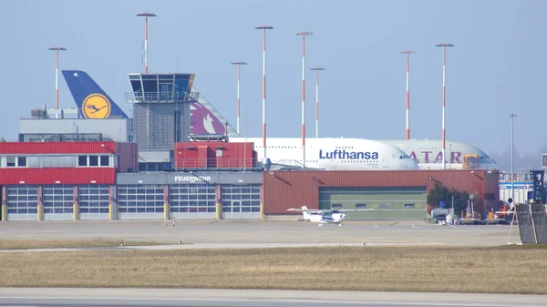汉堡, 德国-2014年3月9日: 空中巴士 A380 停放在空中巴士厂边在机场 Finkenwerder — 图库照片