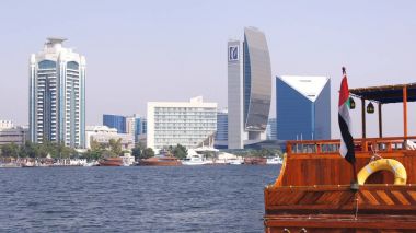 Dubai, Birleşik Arap Emirlikleri - 30 Mart 2014: eski feribot cruise tekneler iş Dubai Creek Bay