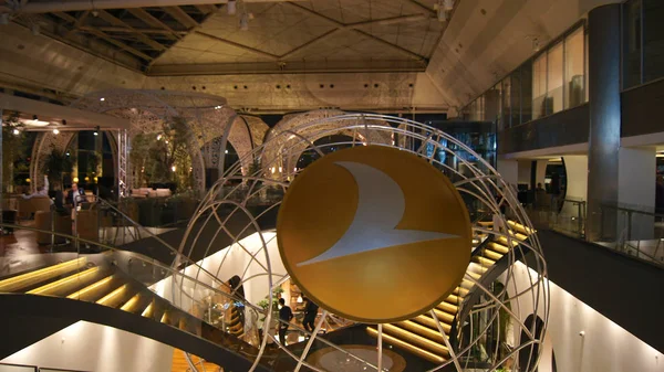 Istanbul, Türkiye - 29 Mart 2014: Türk Hava Yolları Business Class Havaalanı Lounge Istanbul Atatürk Havaalanı terminalinde iç görünüm.