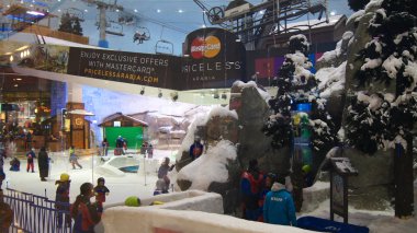 Dubai, Birleşik Arap Emirlikleri-30 Mart, 2014: Alpler Kayak Dubai. Ski Dubai, 22.500 metrekare kapalı kayak alanına sahip kapalı bir kayak tesisidir. Emirates Mall 'ın bir parçasıdır